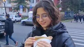 VIDEO Isteria ofertelor la „zero lei”. Aproximativ două sute de tineri au stat la coadă în Timișoara pentru clătite gratis